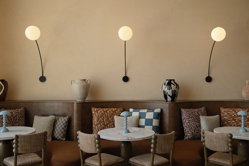 El restaurante Wave de IDST en Dubái combina la alegría de Memphis con la tranquilidad mediterránea