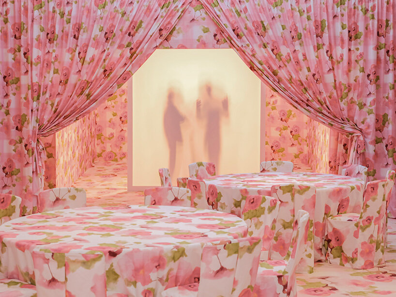 India Mahdavi y nosotros estamos a punto de presentar su bar clandestino en tonos rosas para Art Basel en París