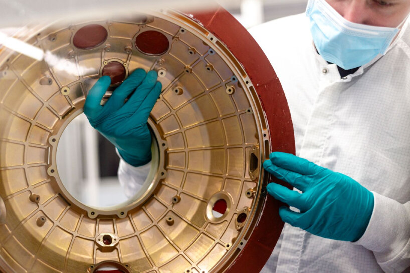 El marco de la nave espacial está hecho de materiales livianos y anti-calentamiento