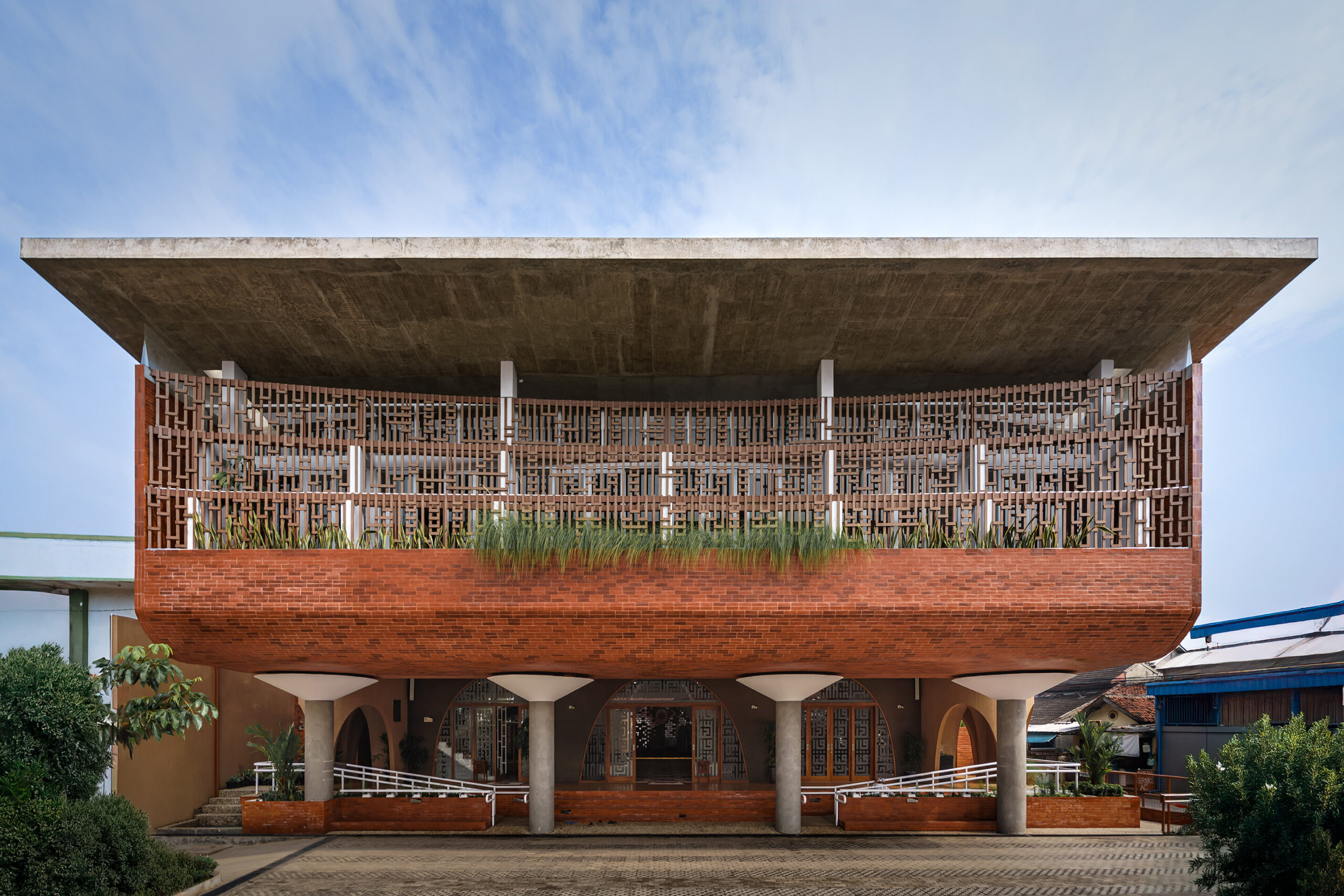 jami-at-taqwa-mosque-cibinong-indonesia-ismail-solehudin-architecture-designboom-1800-2