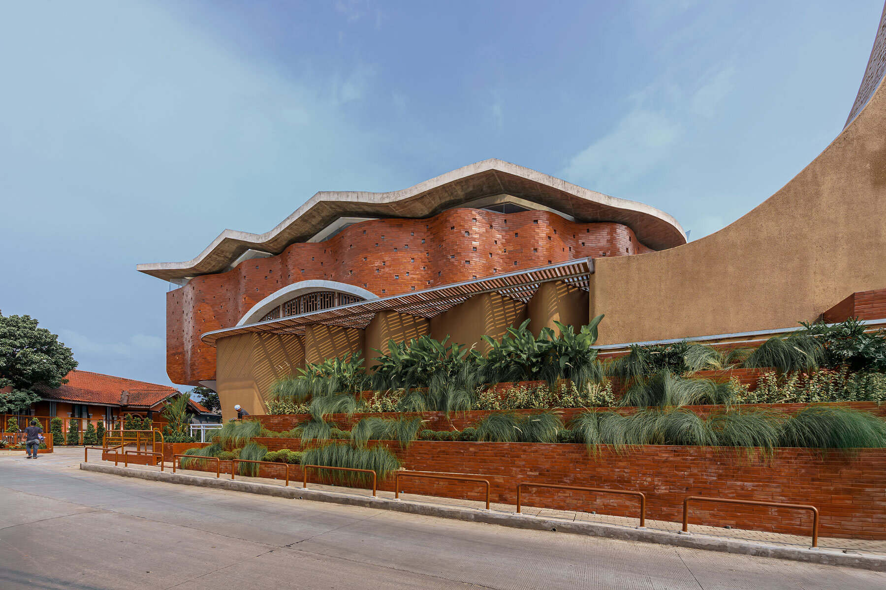 jami-at-taqwa-mosque-cibinong-indonesia-ismail-solehudin-architecture-designboom-1800-3