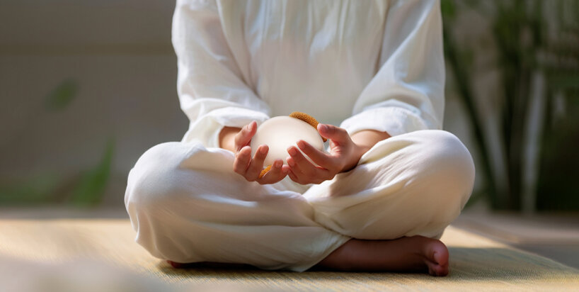 El objeto conceptual presenta un cuerpo suave y redondeado hecho de material translúcido cuya superficie difunde la luz.