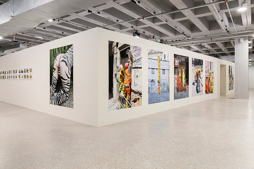 'Me tomo mi humor muy en serio': Jürgen Teller aporta su visión original a Onassis Ready, Atenas