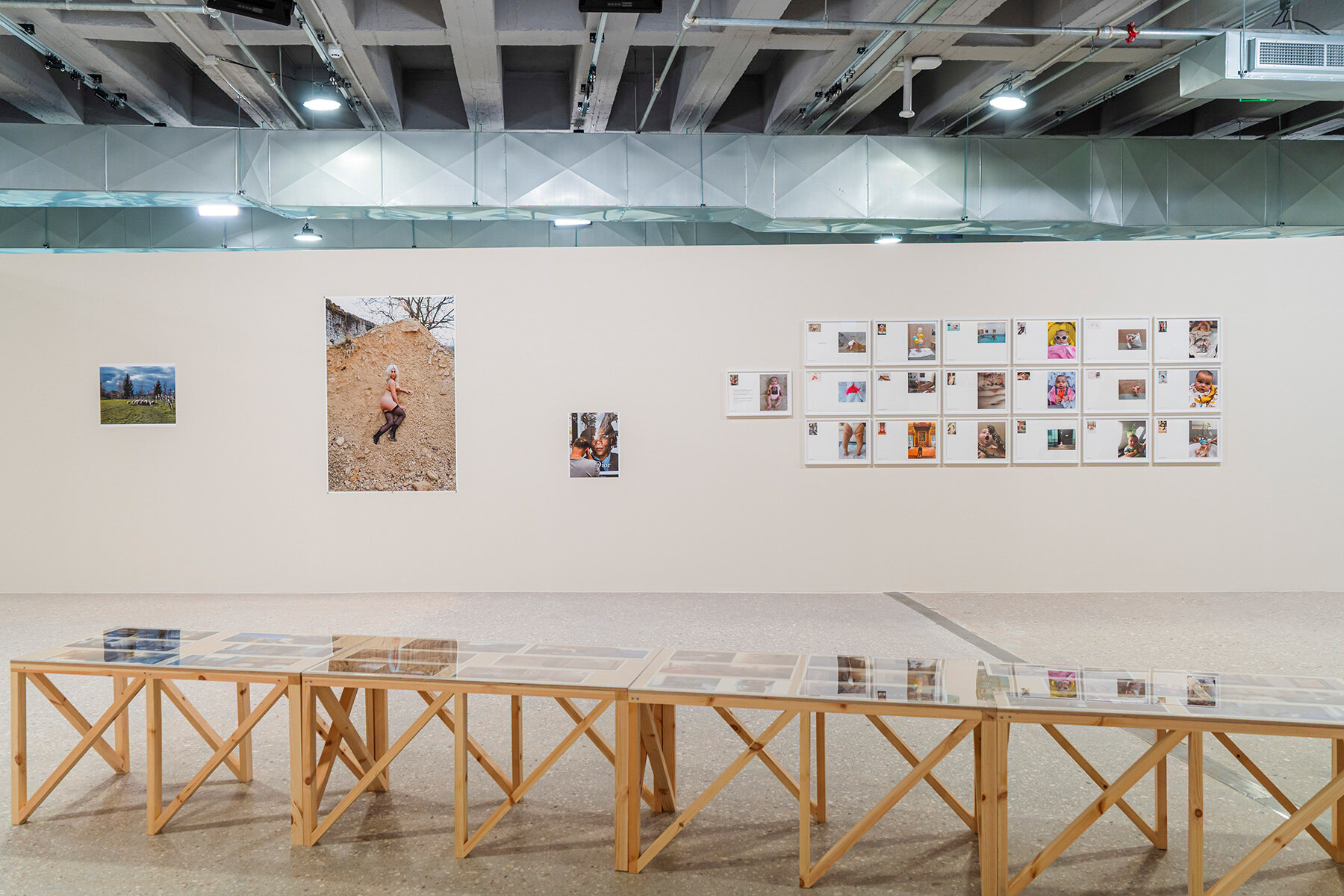 juergen-teller-emotionally-charged-images-onassis-ready-art-space-athens-designboom-large01