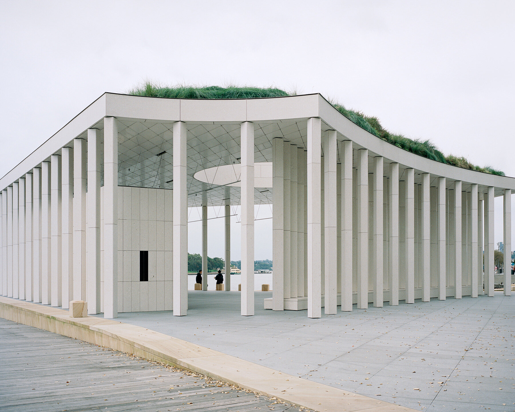 landscape-roof-besleyspresser-recycled-oyster-shell-pavilion-sydney-designboom-large02
