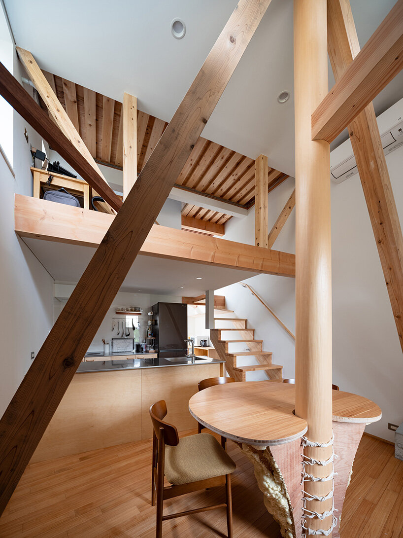 Shin Aoki y sus socios diseñan una casa compacta revestida de cobre y madera en capas en Tokio