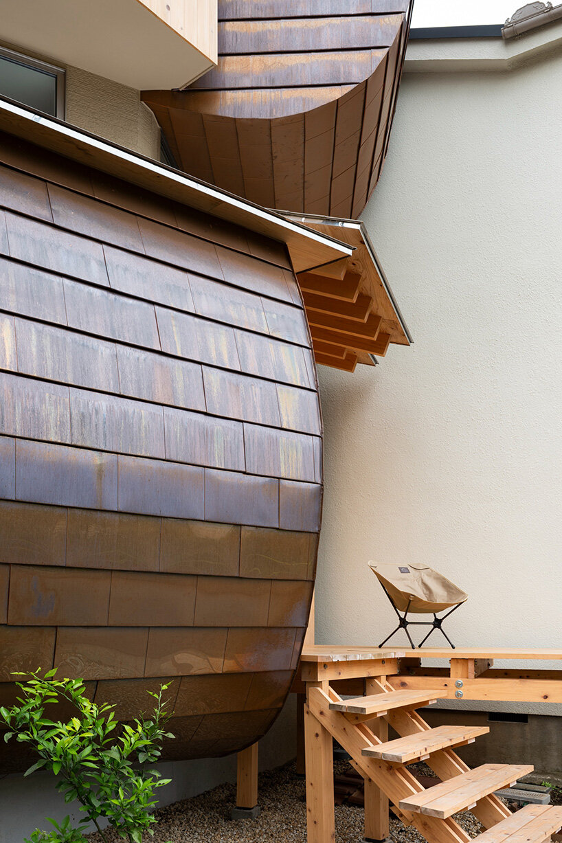 Shin Aoki y sus socios diseñan una casa compacta revestida de cobre y madera en capas en Tokio