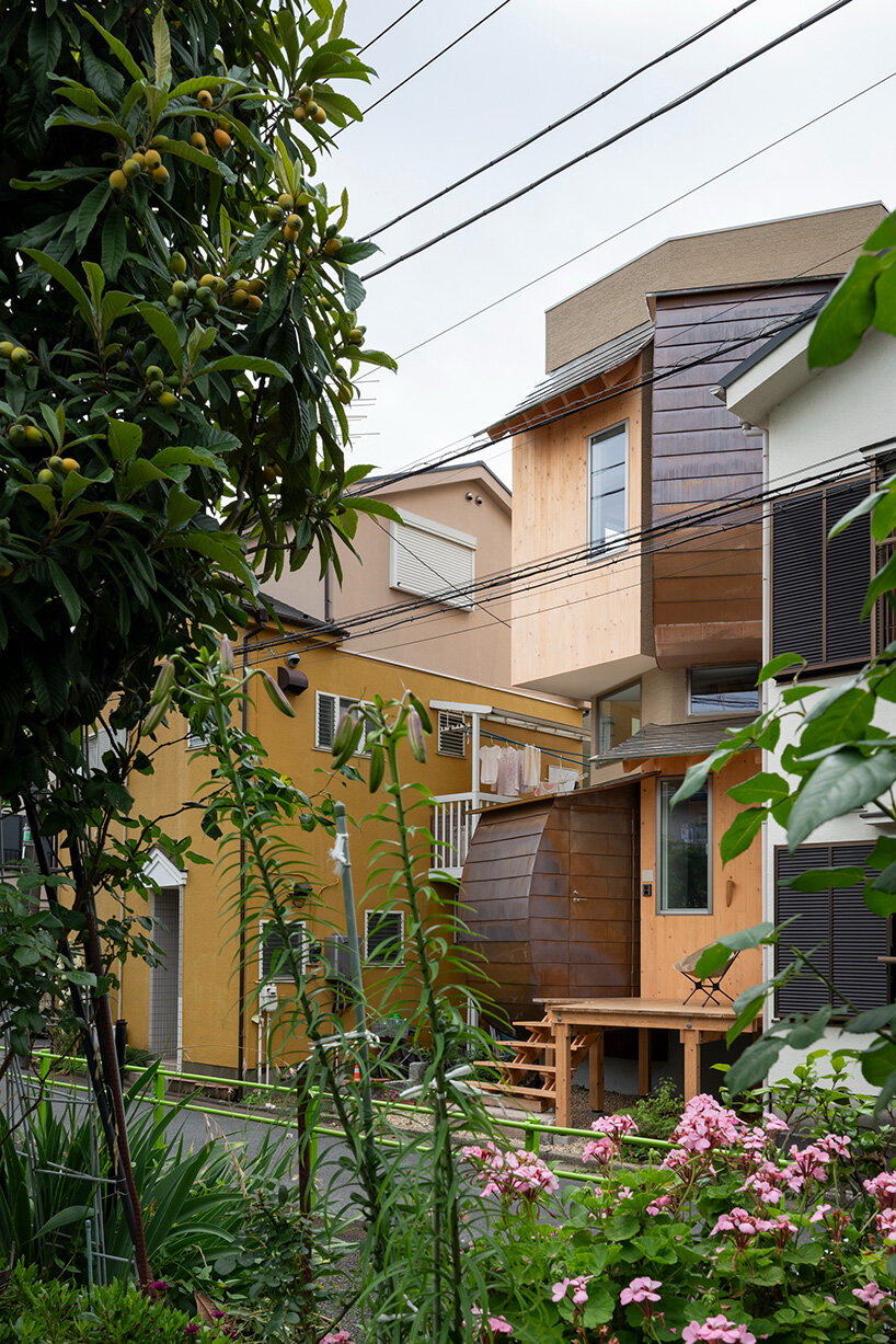 Shin Aoki y sus socios diseñan una casa compacta revestida de cobre y madera en capas en Tokio