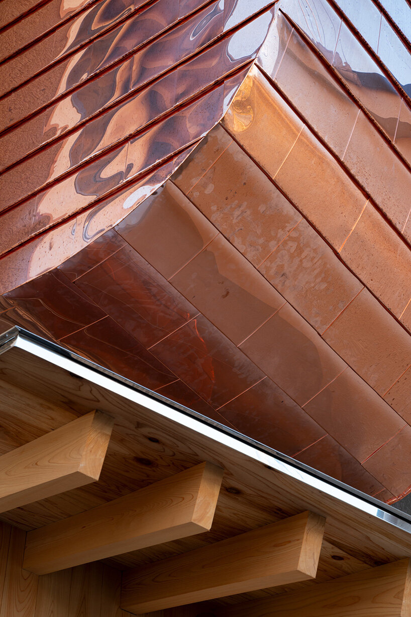 Shin Aoki y sus socios diseñan una casa compacta revestida de cobre y madera en capas en Tokio