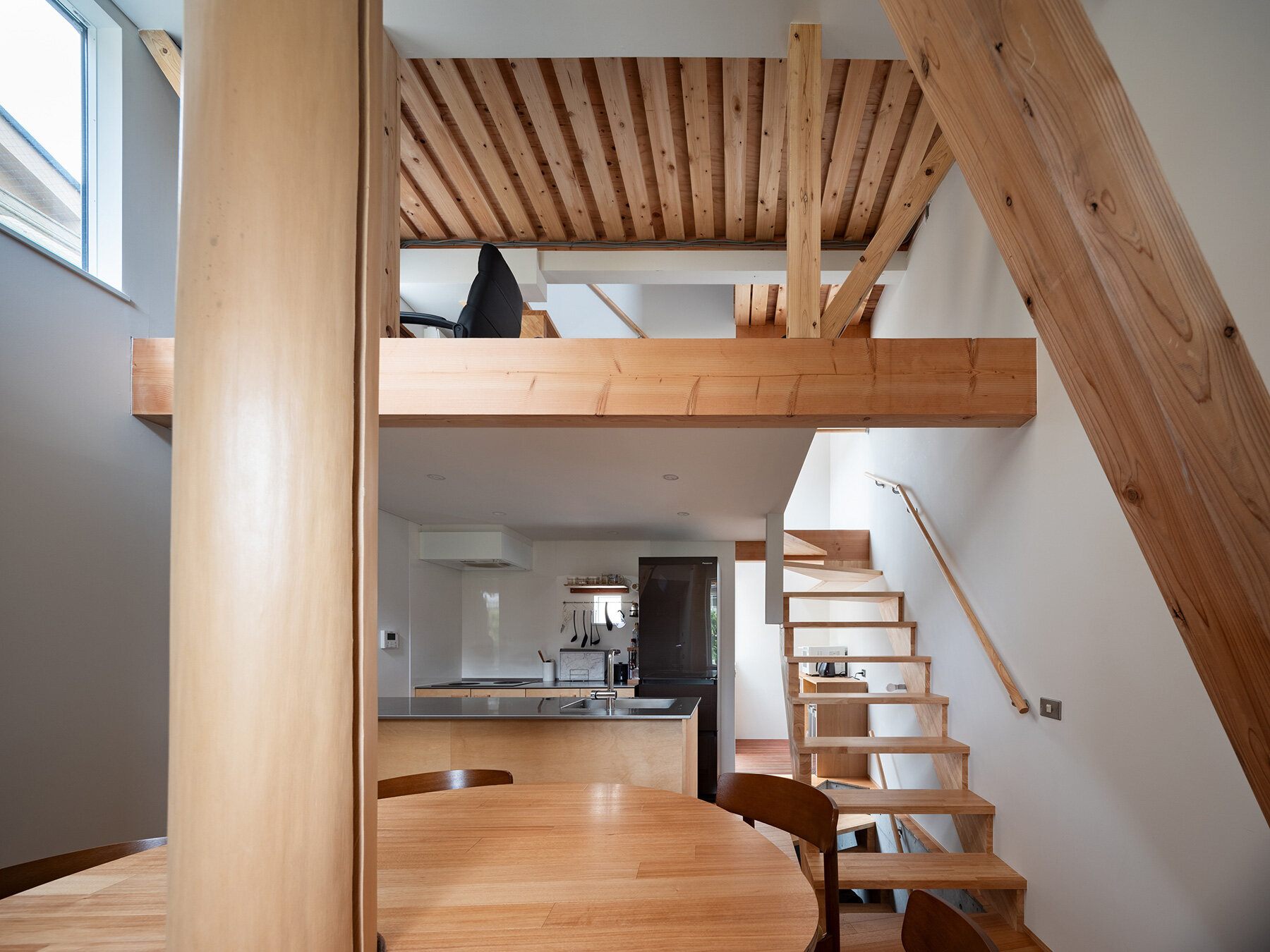 layered-wood-copper-forms-compact-residence-shin-aoki-partners-saap-tokyo-designboom-large01