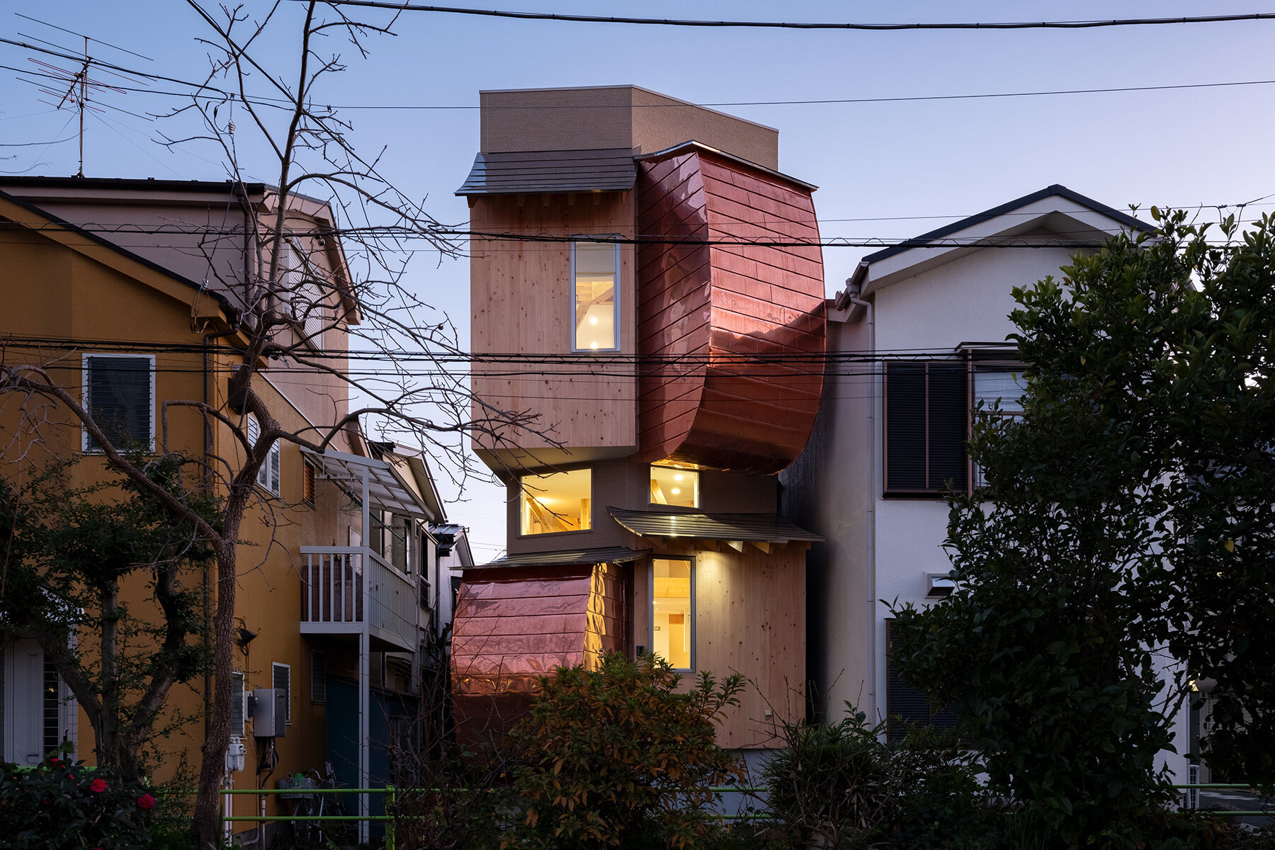 layered-wood-copper-forms-compact-residence-shin-aoki-partners-saap-tokyo-designboom-large02
