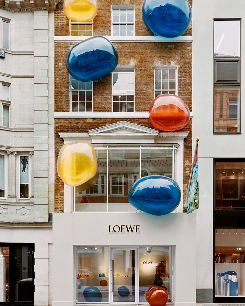 LOEWE infla coloridas esculturas de burbujas en la tienda Mayfair durante Frieze London