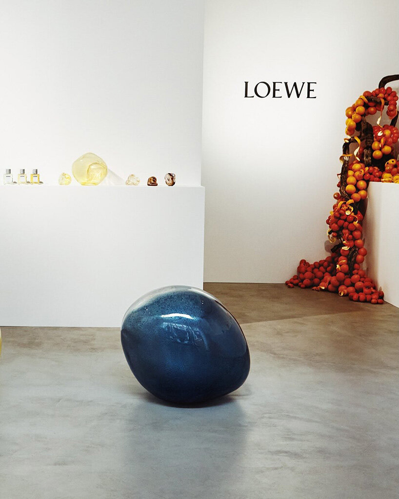 LOEWE infla coloridas esculturas de burbujas en la tienda Mayfair durante Frieze London