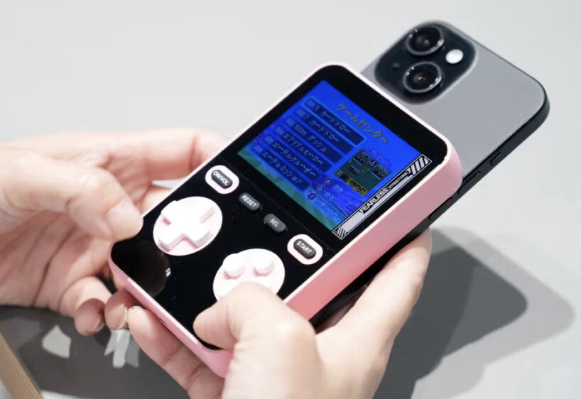 El dispositivo tiene instalados unos 300 juegos retro.