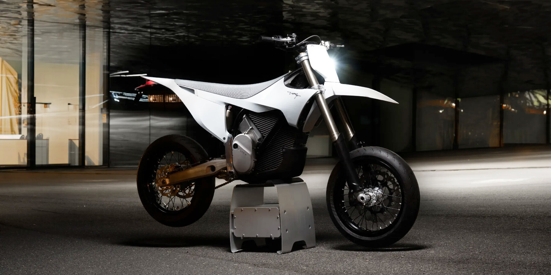 modular-electric-motorbike-varg-SM-riders-perform-wheelies-streets-roads-designboom-ban