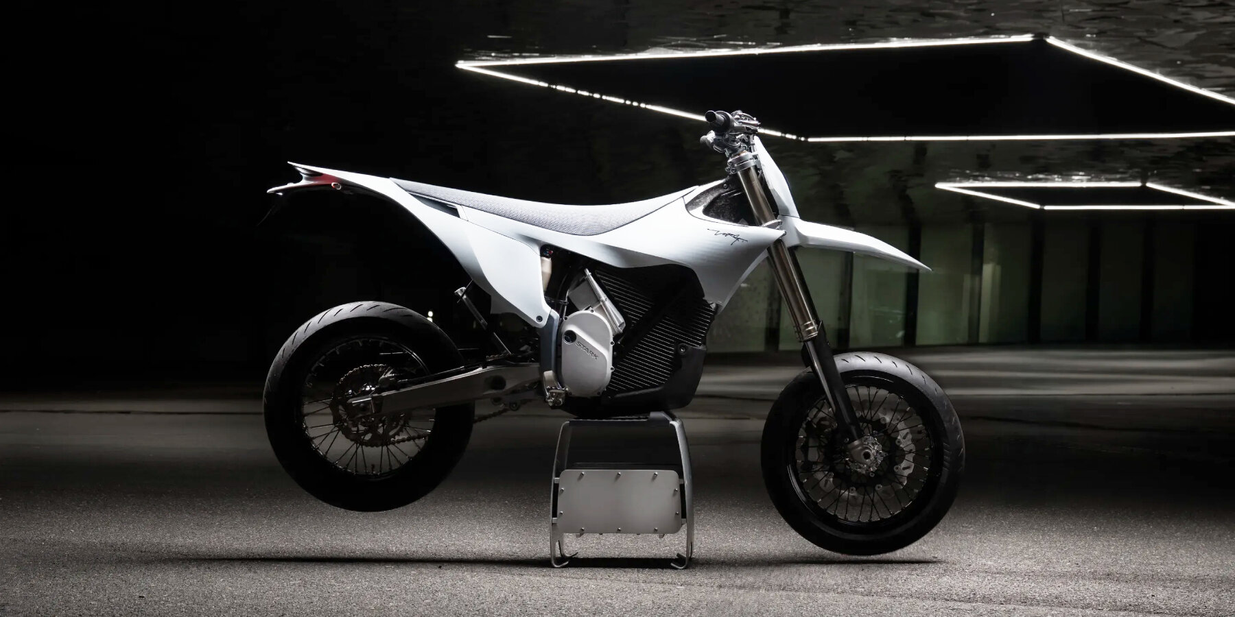 modular-electric-motorbike-varg-SM-riders-perform-wheelies-streets-roads-designboom-ban2