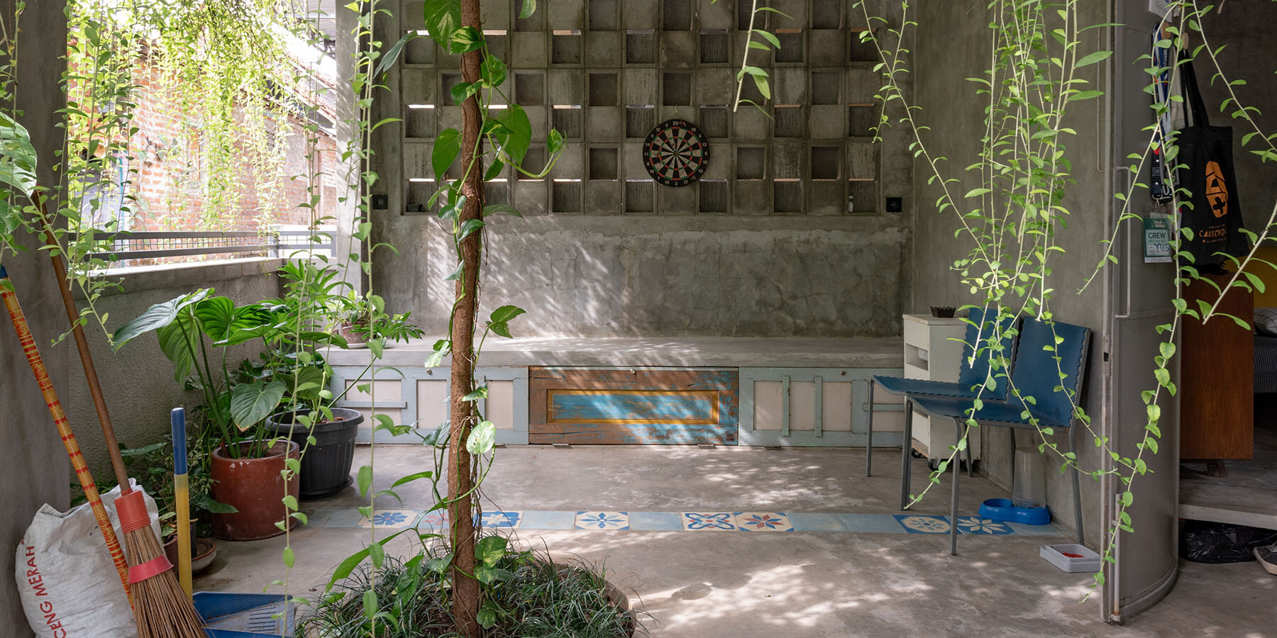 omah-manyar-urban-concrete-home-indonesia-four-green-gardens-pulezstudio-designboom-1800-2
