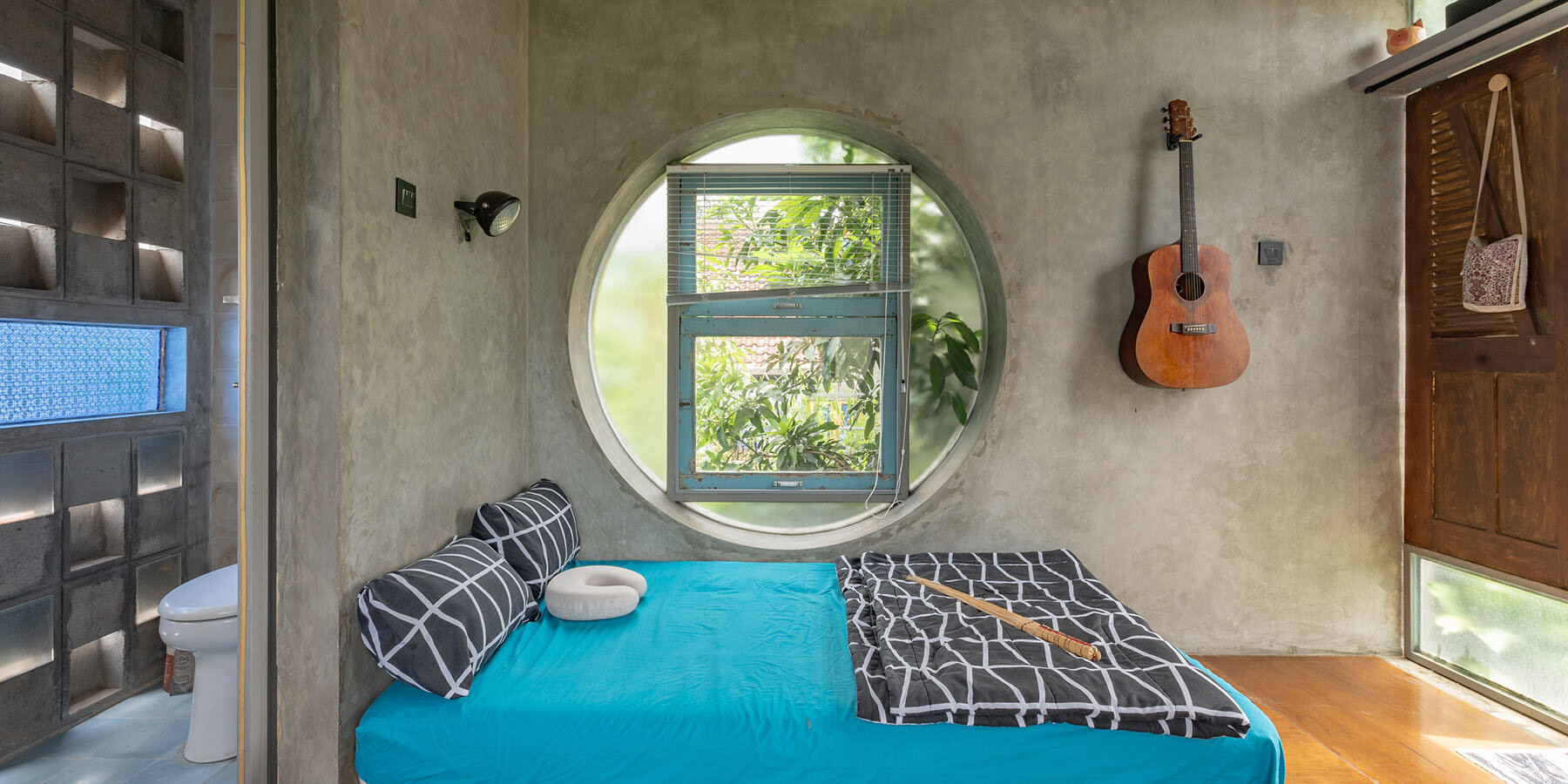 omah-manyar-urban-concrete-home-indonesia-four-green-gardens-pulezstudio-designboom-1800-3