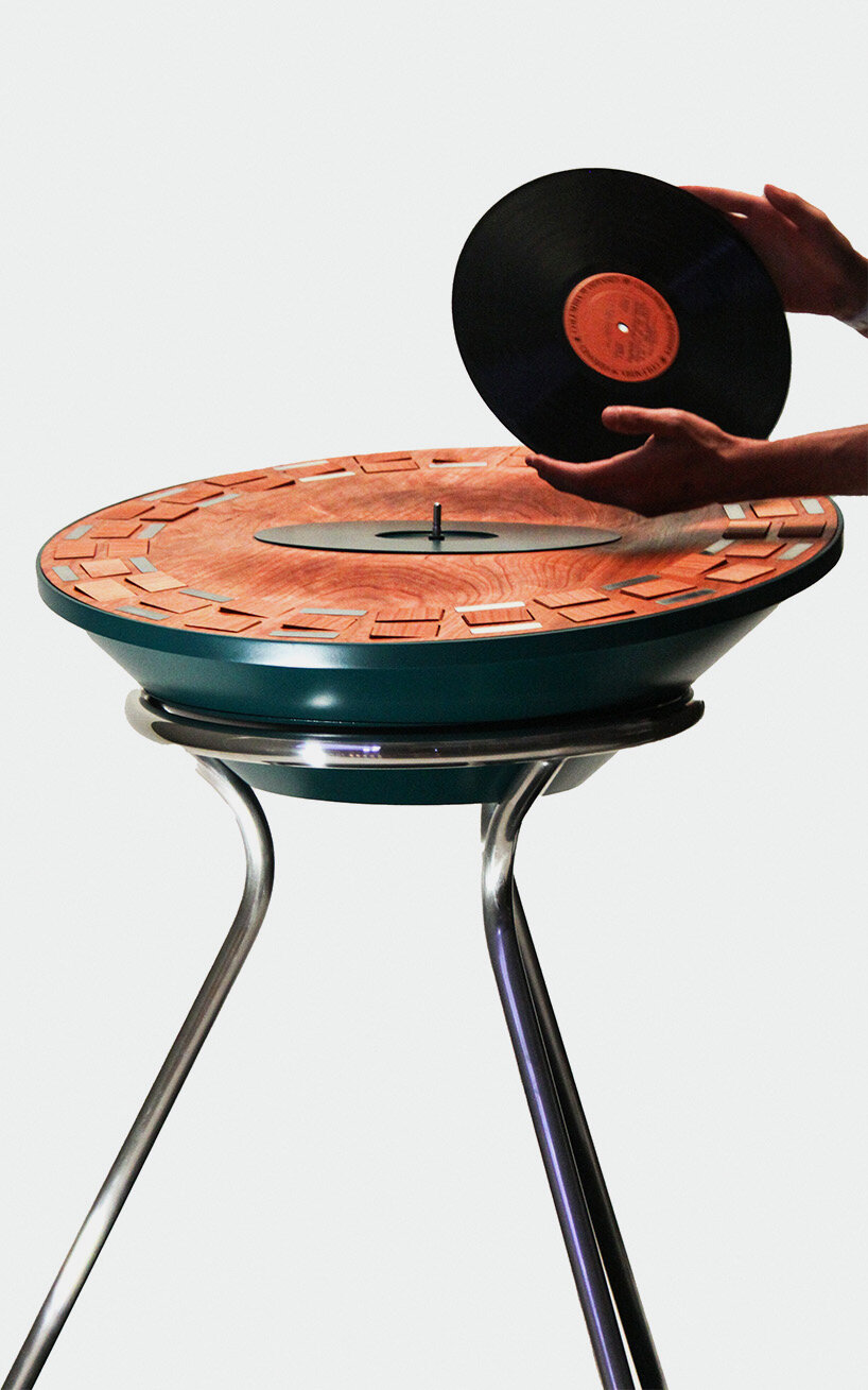 El tocadiscos cinético 'orbital' convierte el sonido en movimiento volteando bloques de madera