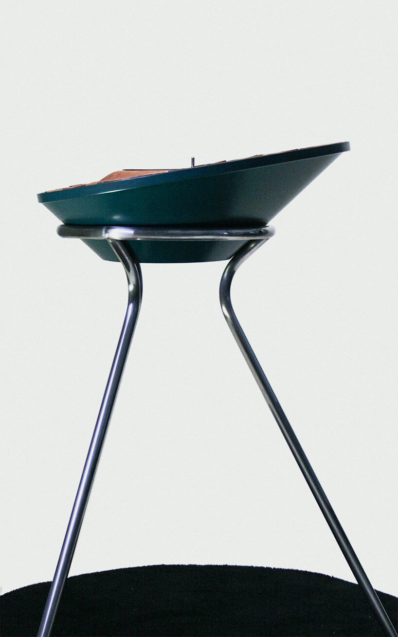 El tocadiscos cinético 'orbital' convierte el sonido en movimiento volteando bloques de madera