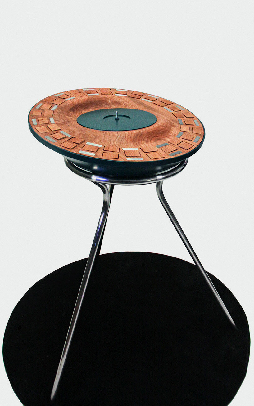 El tocadiscos cinético 'orbital' convierte el sonido en movimiento volteando bloques de madera