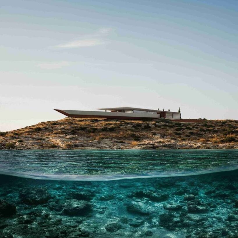 La marcada geometría de la residencia de verano emerge de las laderas costeras griegas