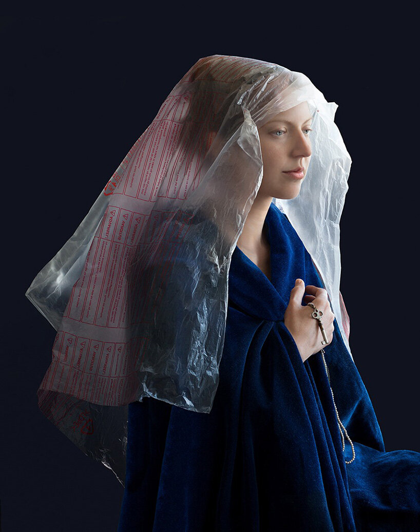 La fotógrafa Suzanne Jongmans utiliza materiales de embalaje para recrear retratos renacentistas