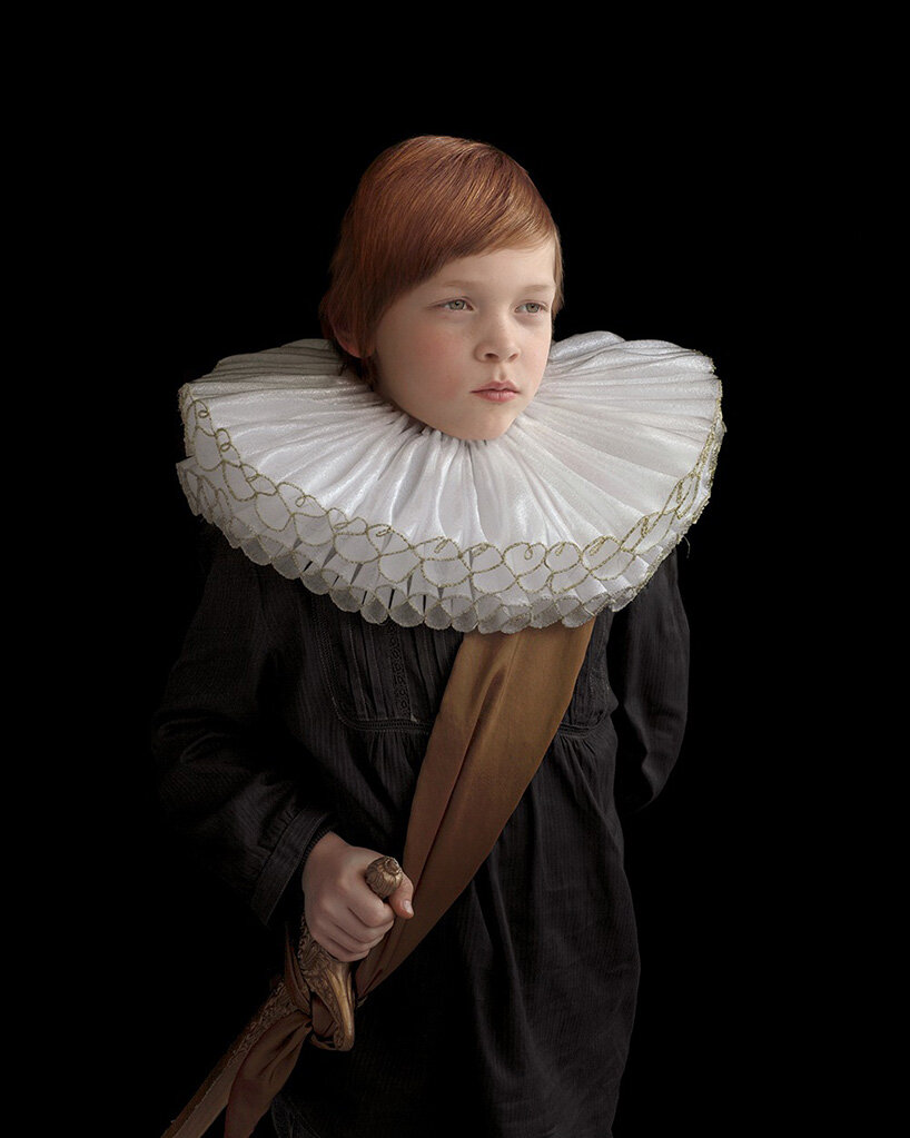 La fotógrafa Suzanne Jongmans utiliza materiales de embalaje para recrear retratos renacentistas