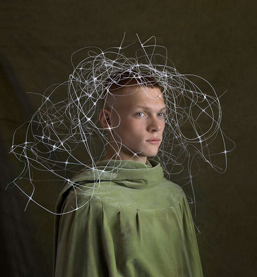 La fotógrafa Suzanne Jongmans utiliza materiales de embalaje para recrear retratos renacentistas