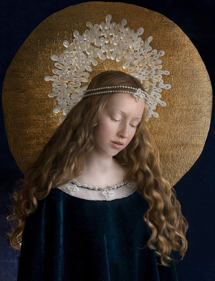 La fotógrafa Suzanne Jongmans utiliza materiales de embalaje para recrear retratos renacentistas