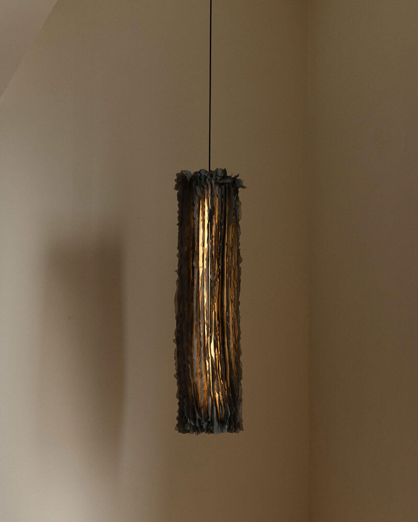 Celulosa bacteriana convertida en escultura de iluminación con volantes translúcidas