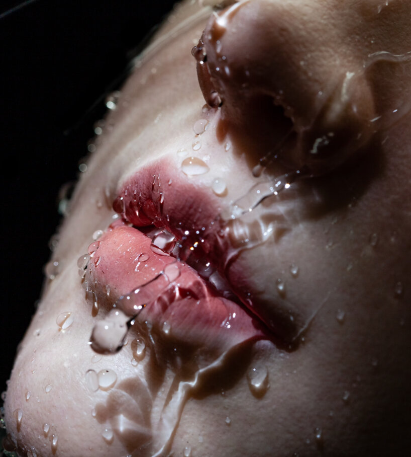 Los robots tienen micromotores sin escobillas diseñados a medida montados en sus áreas faciales.