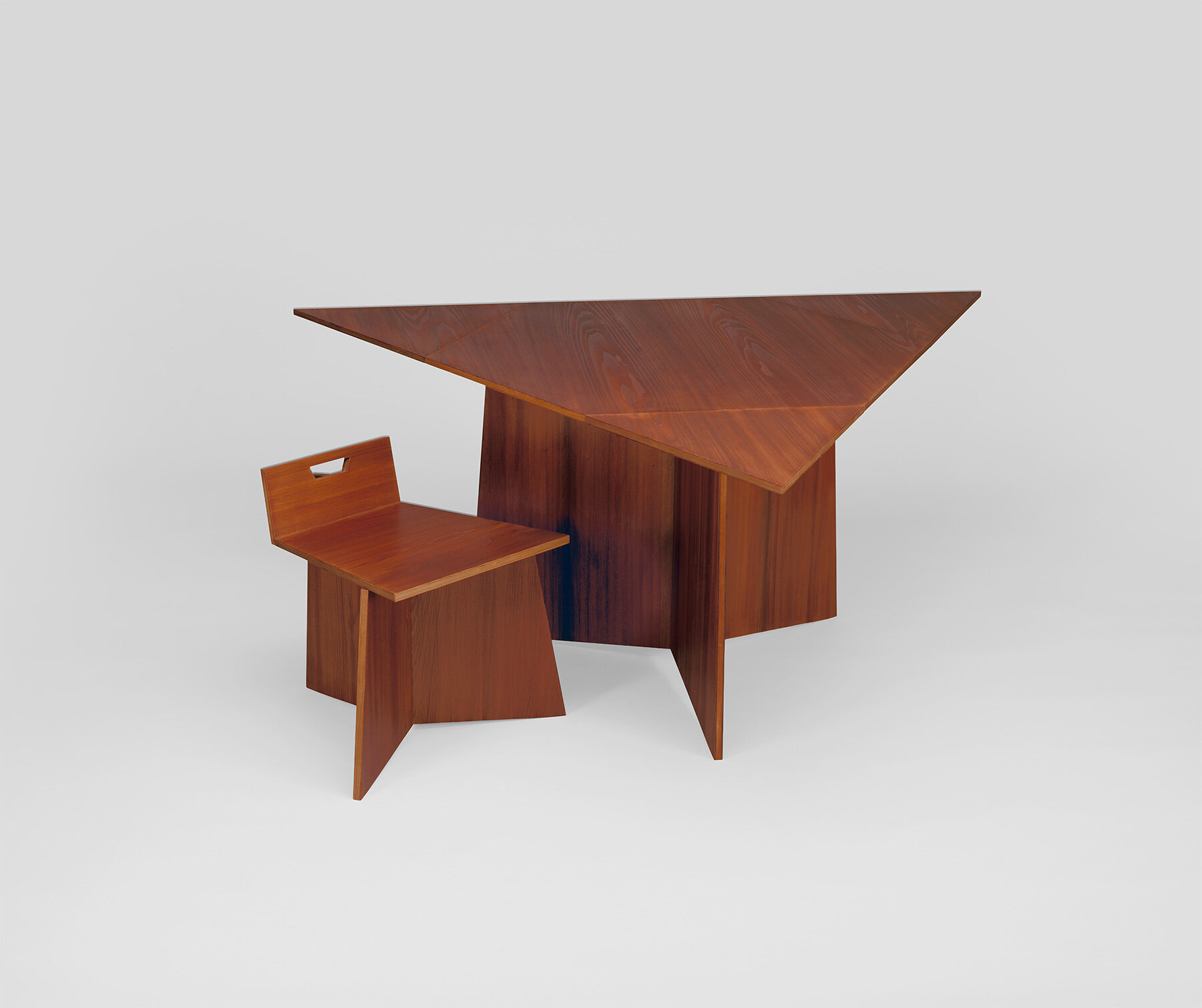 reconstructed-unbuilt-frank-lloyd-wright-chairs-museum-wisconsin-art-mowa-show-designboom-large01