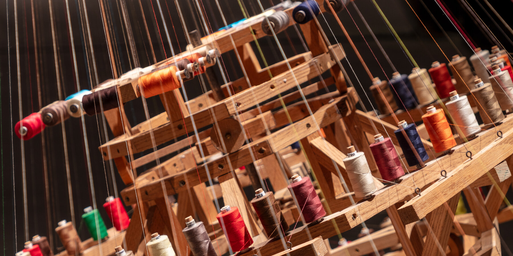 rope-making-machine-conrad-shawcross-weave-umbilical-cords-motorized-arms-designboom-ban