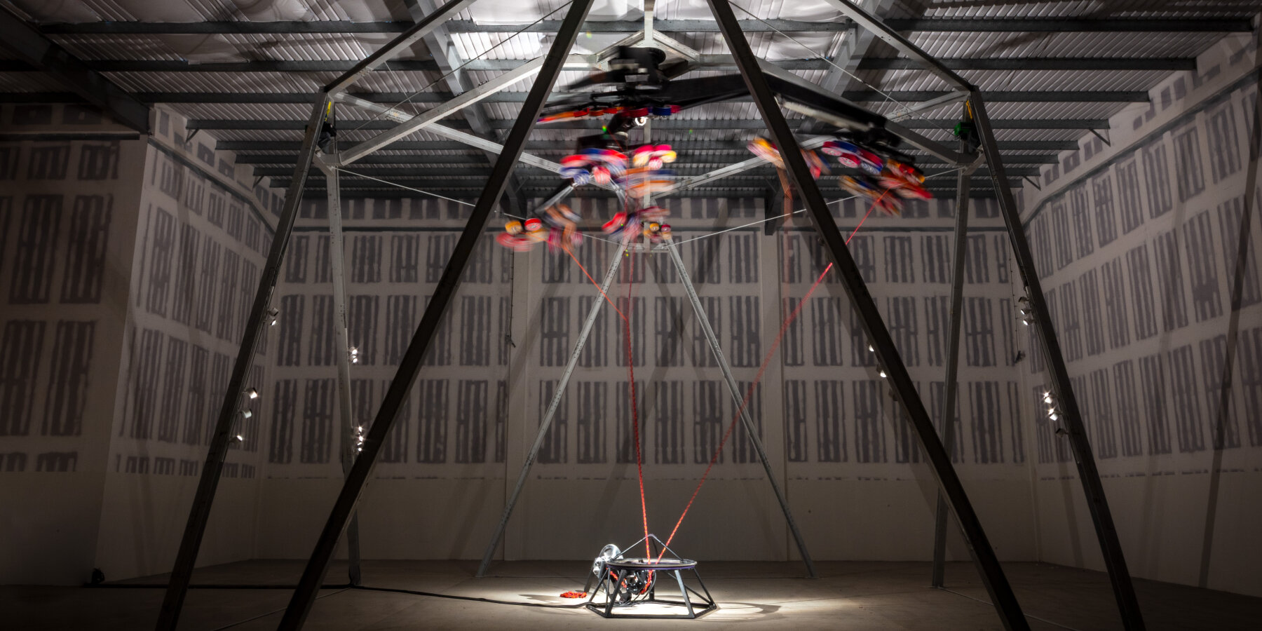 rope-making-machine-conrad-shawcross-weave-umbilical-cords-motorized-arms-designboom-ban2