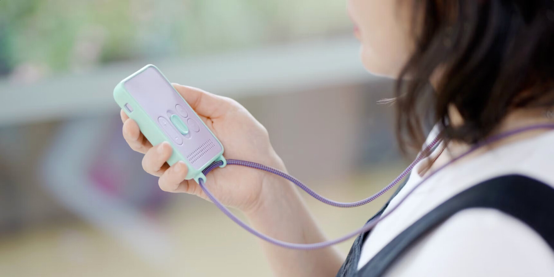 screenless-smartphone-KARRI-kids-record-send-voice-messages-walkie-talkie-pentagram-designboom-ban