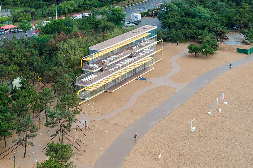 Selgascano utiliza tres volúmenes de vidrio paralelos para formar una cafetería transparente junto al mar en China