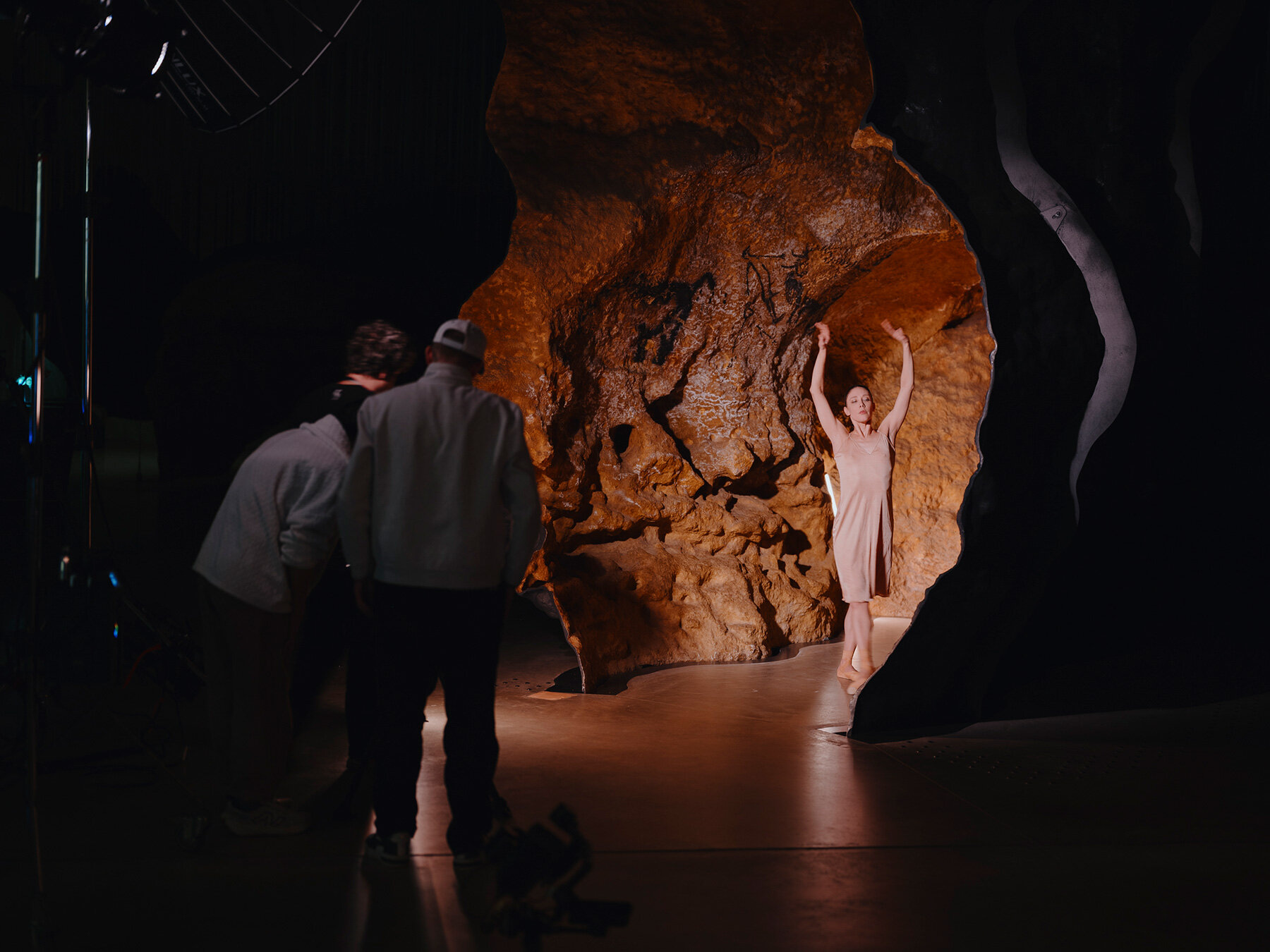 snohetta-lascaux-iv-caves-france-site-specific-contemporary-dance-work-daniel-proietto-designboom-large01