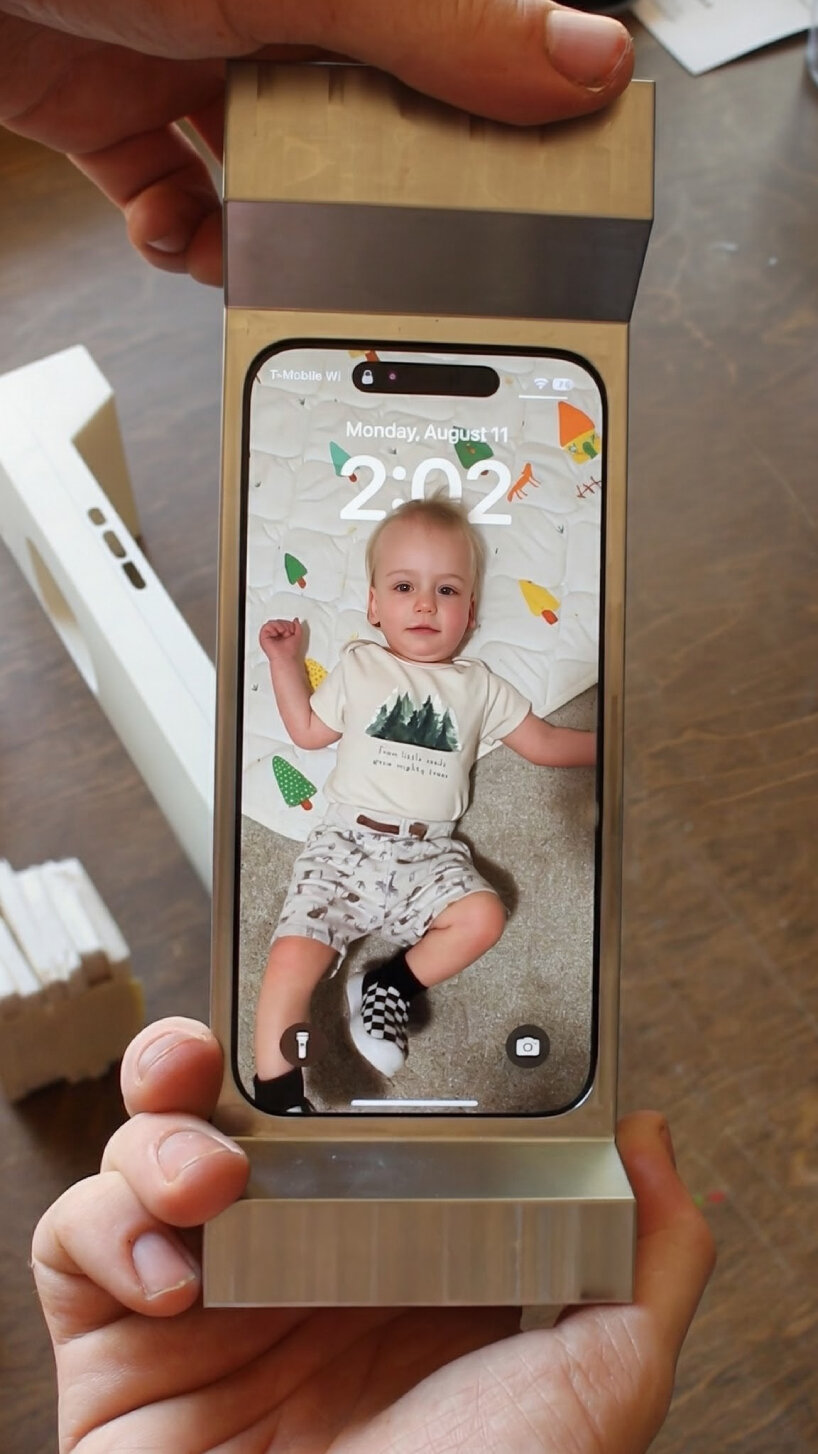 La caja pesa seis libras, mucho más que una caja normal.