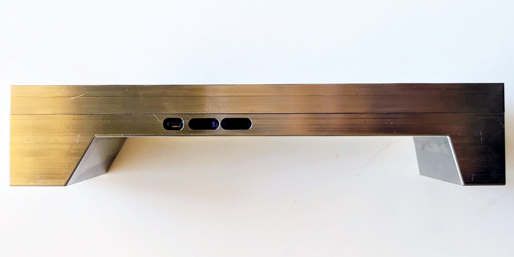 stainless-steel-phone-case-six-pound-limit-people-use-devices-matter-neuroscience-designboom-ban