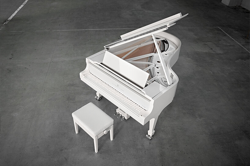 Steinway & Sons lanza pianos de cola extra negros y extra blancos con diseño monocromático