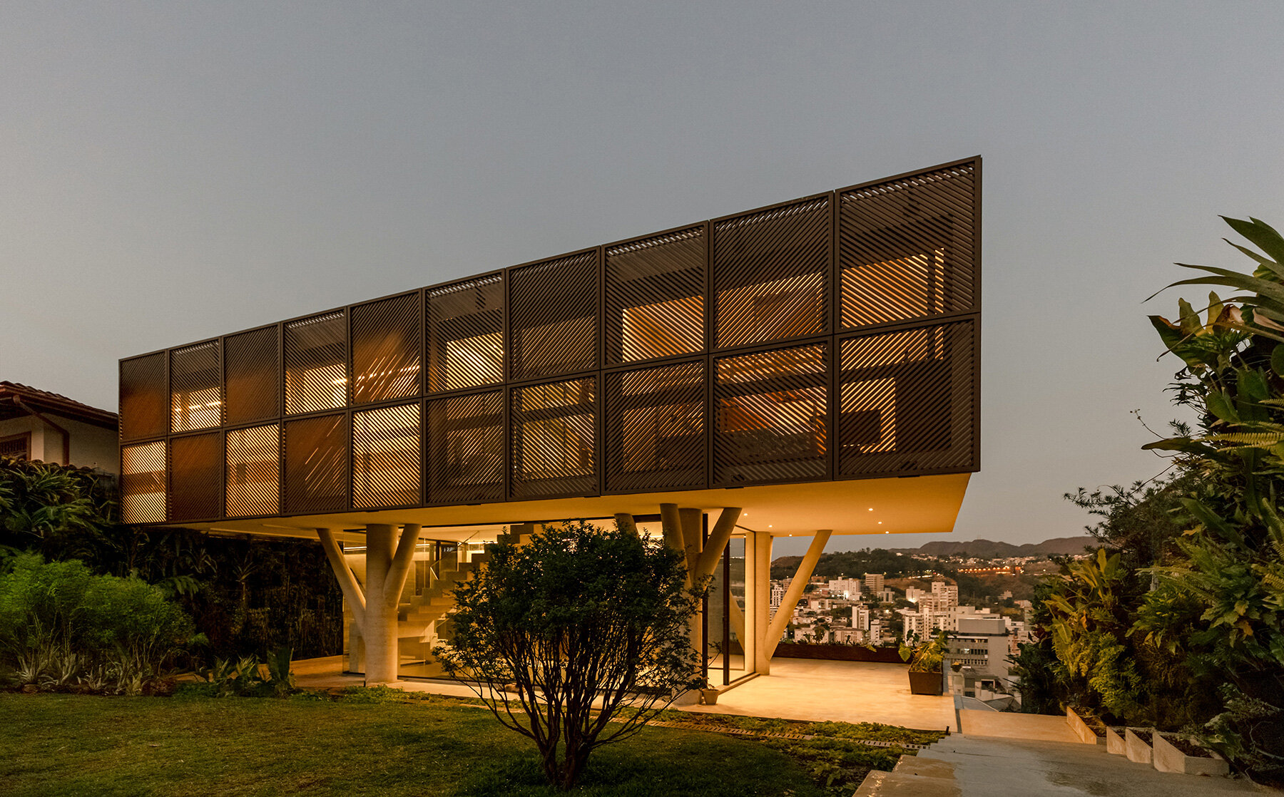 tetro-residence-concrete-tree-like-columns-hills-belo-horizonte-brazil-designboom-large02