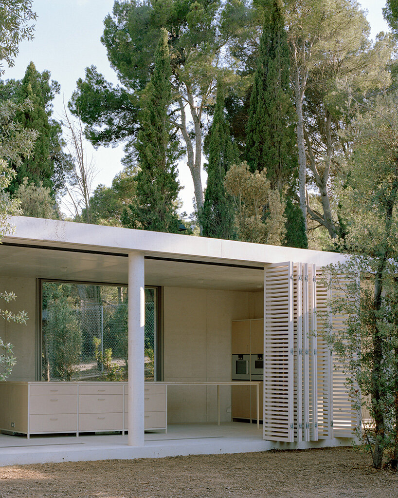 thin floating roof shelters arquitectura-G's colonnaded courtyard house in spain