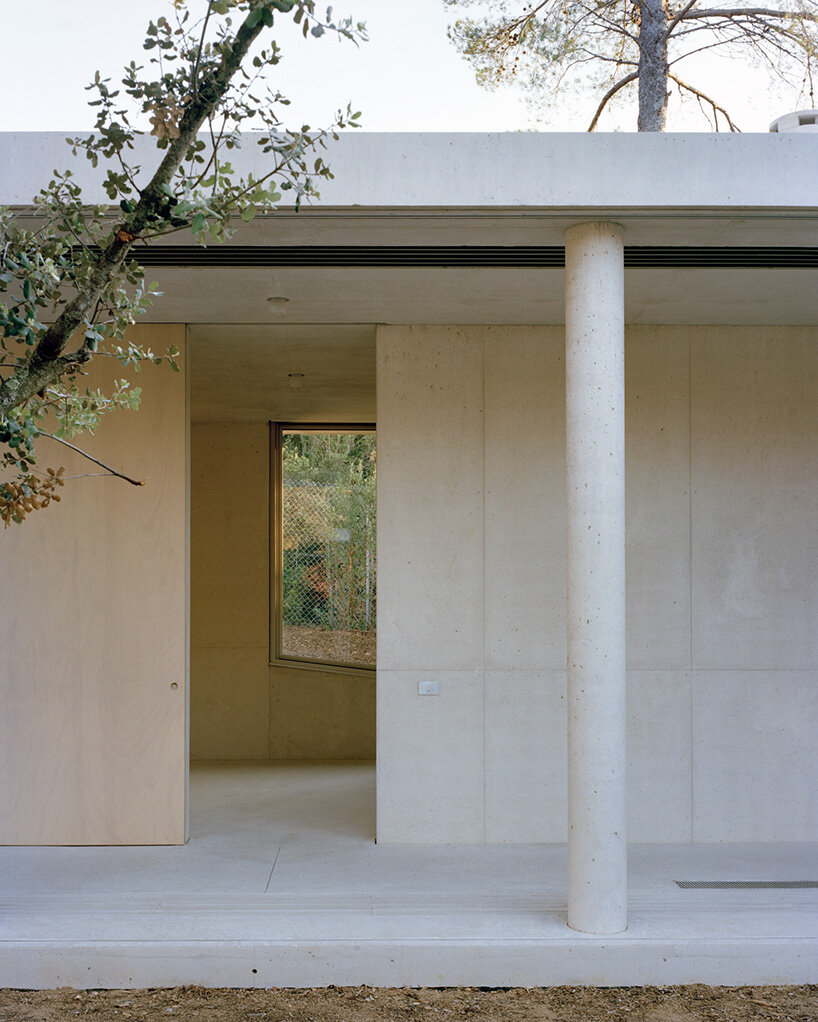 thin floating roof shelters arquitectura-G's colonnaded courtyard house in spain