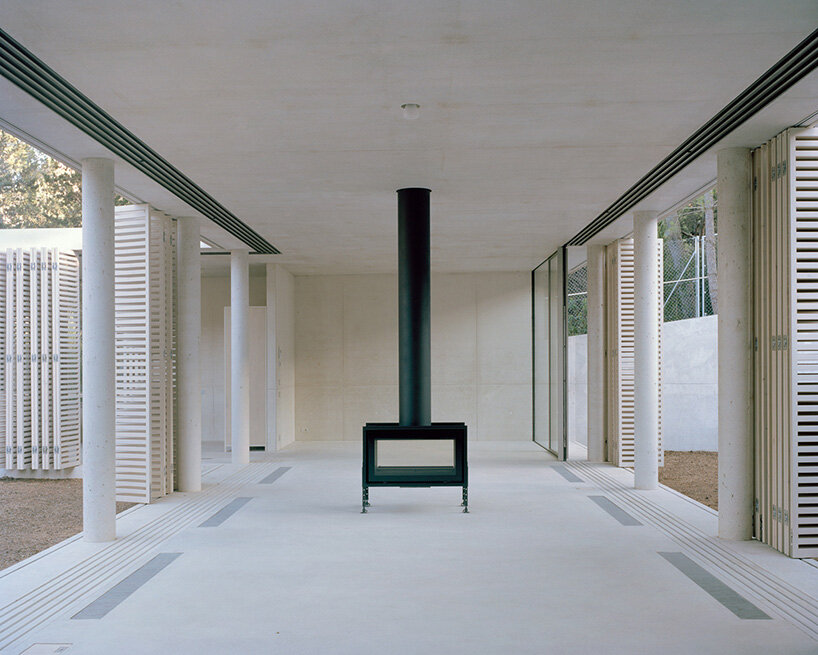thin floating roof shelters arquitectura-G's colonnaded courtyard house in spain