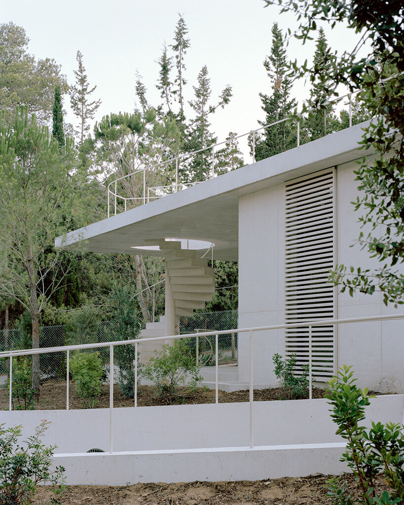 thin floating roof shelters arquitectura-G's colonnaded courtyard house in spain