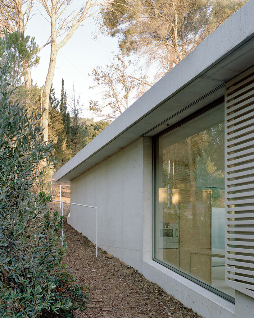 thin floating roof shelters arquitectura-G's colonnaded courtyard house in spain