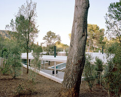 thin floating roof shelters arquitectura-G's colonnaded courtyard house in spain