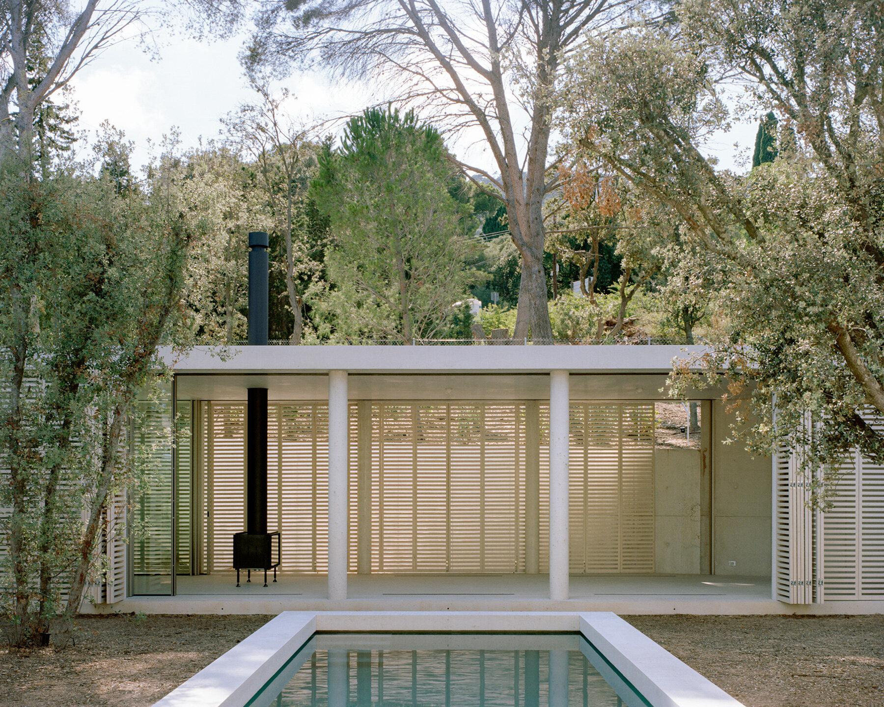 thin-floating-roof-arquitectura-g-colonnaded-courtyard-house-spain-designboom-large01