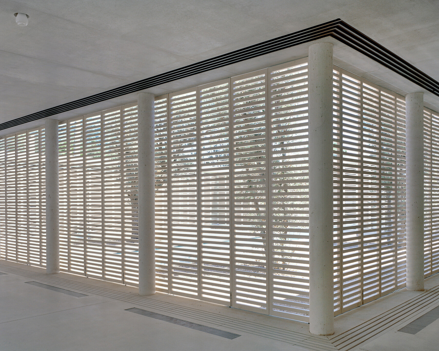 thin-floating-roof-arquitectura-g-colonnaded-courtyard-house-spain-designboom-large02